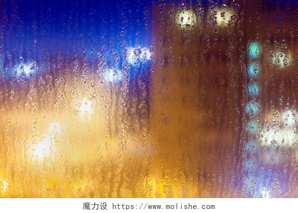 窗户上因下雨流下来的水珠在雨天的潮湿玻璃上, 抽象的背景与浅色多彩的多色亮点.